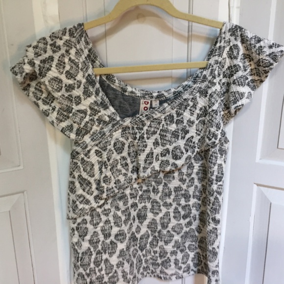 Dolan Left Coast Collection Gray Leopard Print Top - Picture 2 of 14